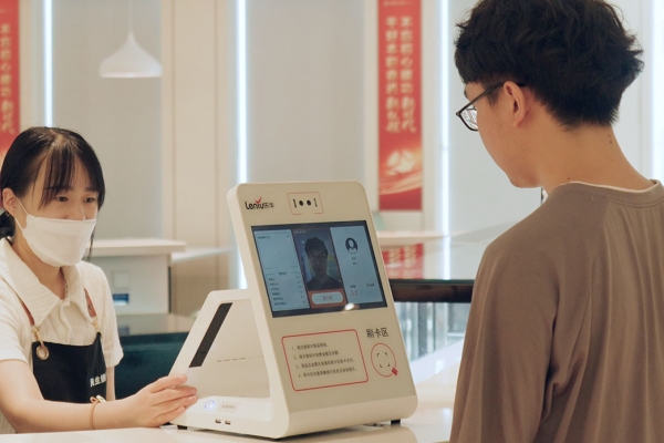 减少收银人员,支持刷卡、扫码、人脸识别支付。